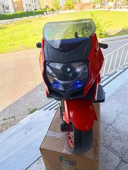 Kırmızı akülü çocuk motoru
